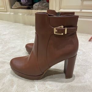 Naturalized BNWT brown heeled booties 8